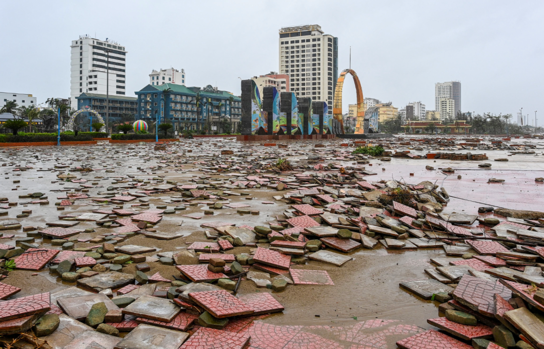 Vietnam Reels as Typhoon Bualoi Slams Central Coast, Leaving Families, Businesses and Authorities in Crisis